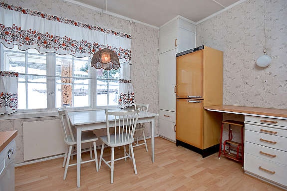 Spiseplass foran vindu med utsyn til hagen. Galleribilde