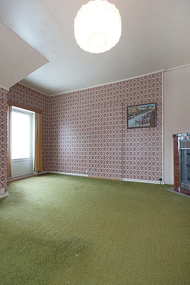 Teppe på gulv, tapet på vegg og malt himling. Utgang veranda og kamin. Galleribilde