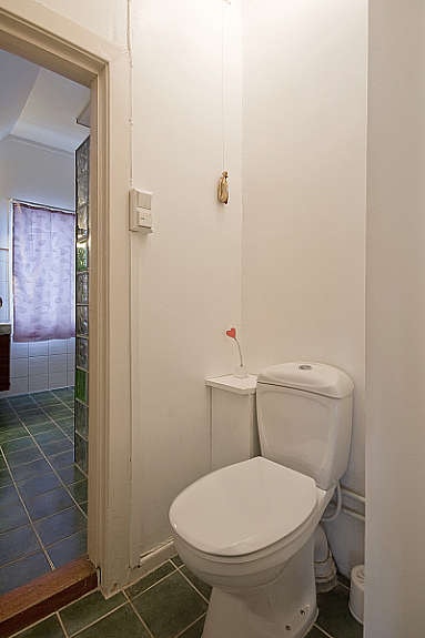 Seperat toalett og bad. Oppgradert flislagt bad med god plass. Galleribilde