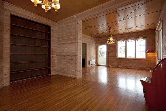 Bibliotek i tilknytning til stuen. Parkett på gulv, tapet på vegg, tretak. Galleribilde