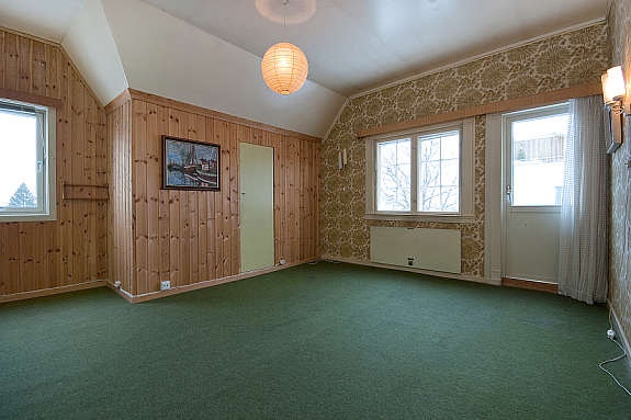 Teppe på gulv, tapet på vegg, malt himling. Innbygde kneloft, utgang til liten balkong. Galleribilde