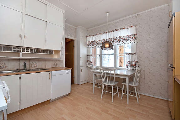 Laminat på gulv, tapet på vegg, malt himling. Galleribilde