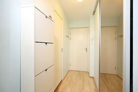 Gang med skyvedørsgarderobe. Galleribilde