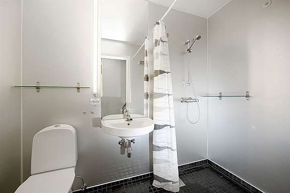 Badet er utstyrt med vask, WC og dusj. Galleribilde