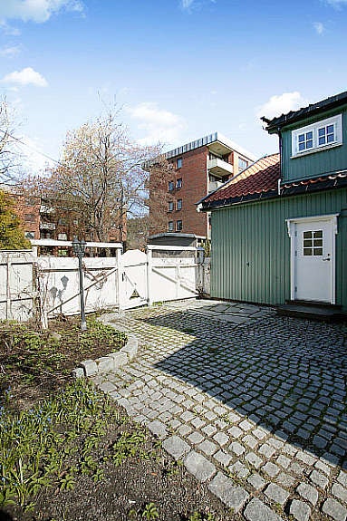 Inngangsparti og bakgård Galleribilde