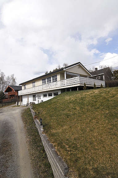 Boligen ligger 'høyt' slik at utsynet fra eiendommen er godt. Galleribilde