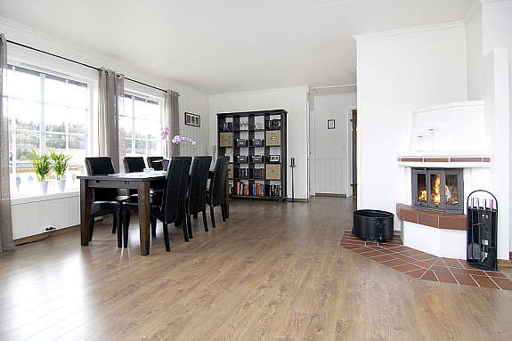 Åpen og lys stue med store vindusflater. Galleribilde