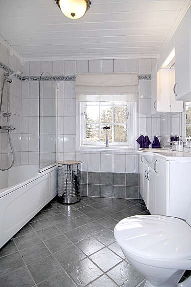 Delikat og lyst bad med varmekabler. Galleribilde