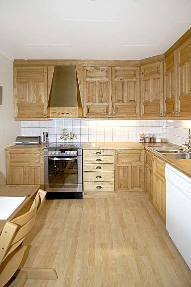 Nyere kjøkken med fliser over benk. Galleribilde