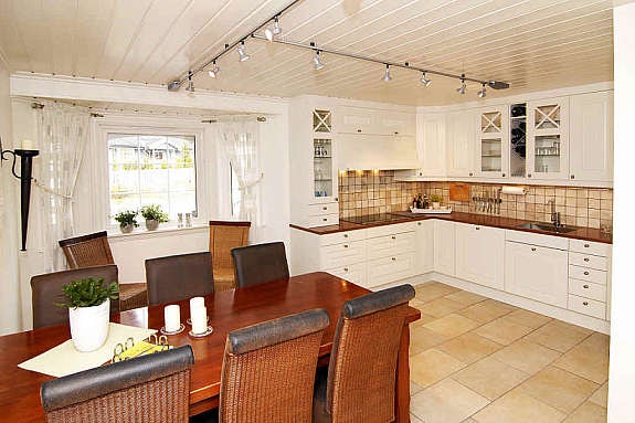 Kjøkken m/ spiseplass Galleribilde