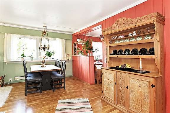 Åpen løsning mellom kjøkken og spisestue/stue. Galleribilde