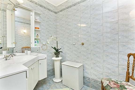 Flislagt bad i 1. etasje. Galleribilde