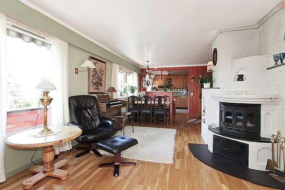 Stor vinkelstue med peis. Galleribilde