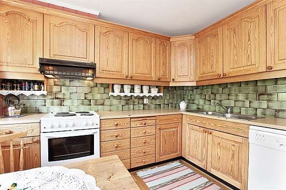 Kjøkken har mye benk og skapplass. Galleribilde