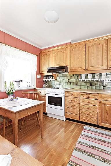 Hyggelig, lyst kjøkken med spiseplass. Galleribilde