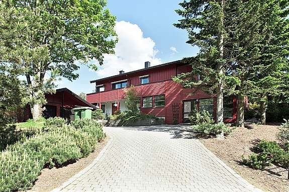 Steinsatt flott adkomst til eiendommen. Galleribilde