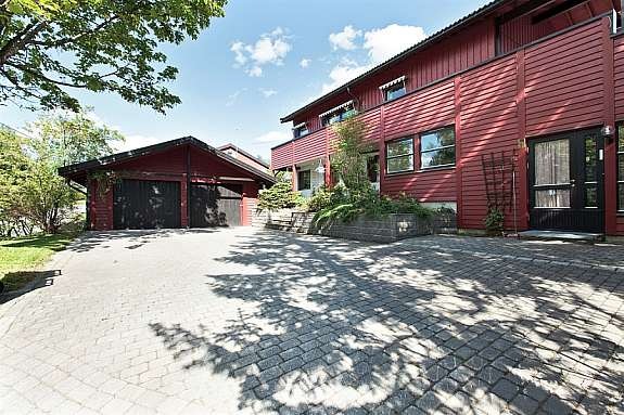 Stor dobbel garasje. Galleribilde