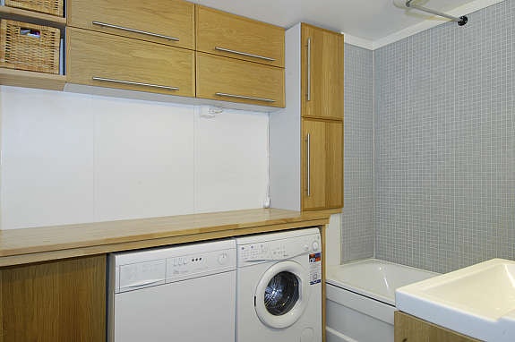 Bad med skap og benkplass Galleribilde