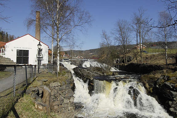Idylliske Bærums Verk Handelssted som nærmeste nabo Galleribilde