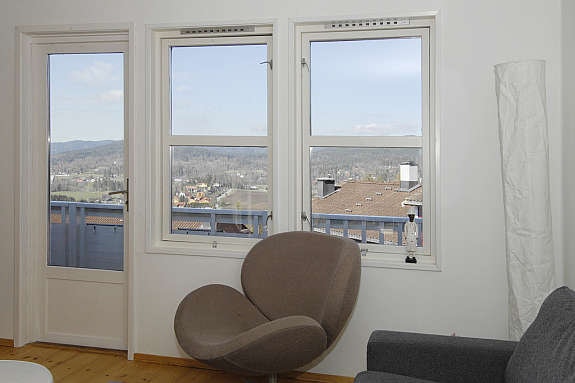 Stue med utsikt og utgang til veranda Galleribilde