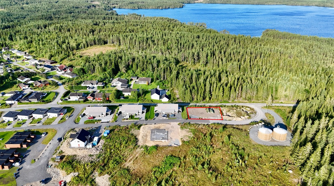 Tomten er merket med rød omralling på oversiktsbilde