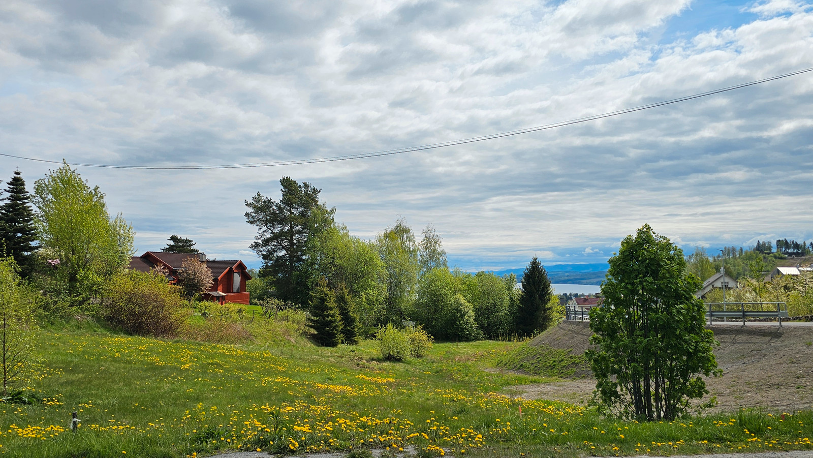 Utsikt mot byen og Hovdetoppen med Mjøsa og Totenåsen i bakgrunnen