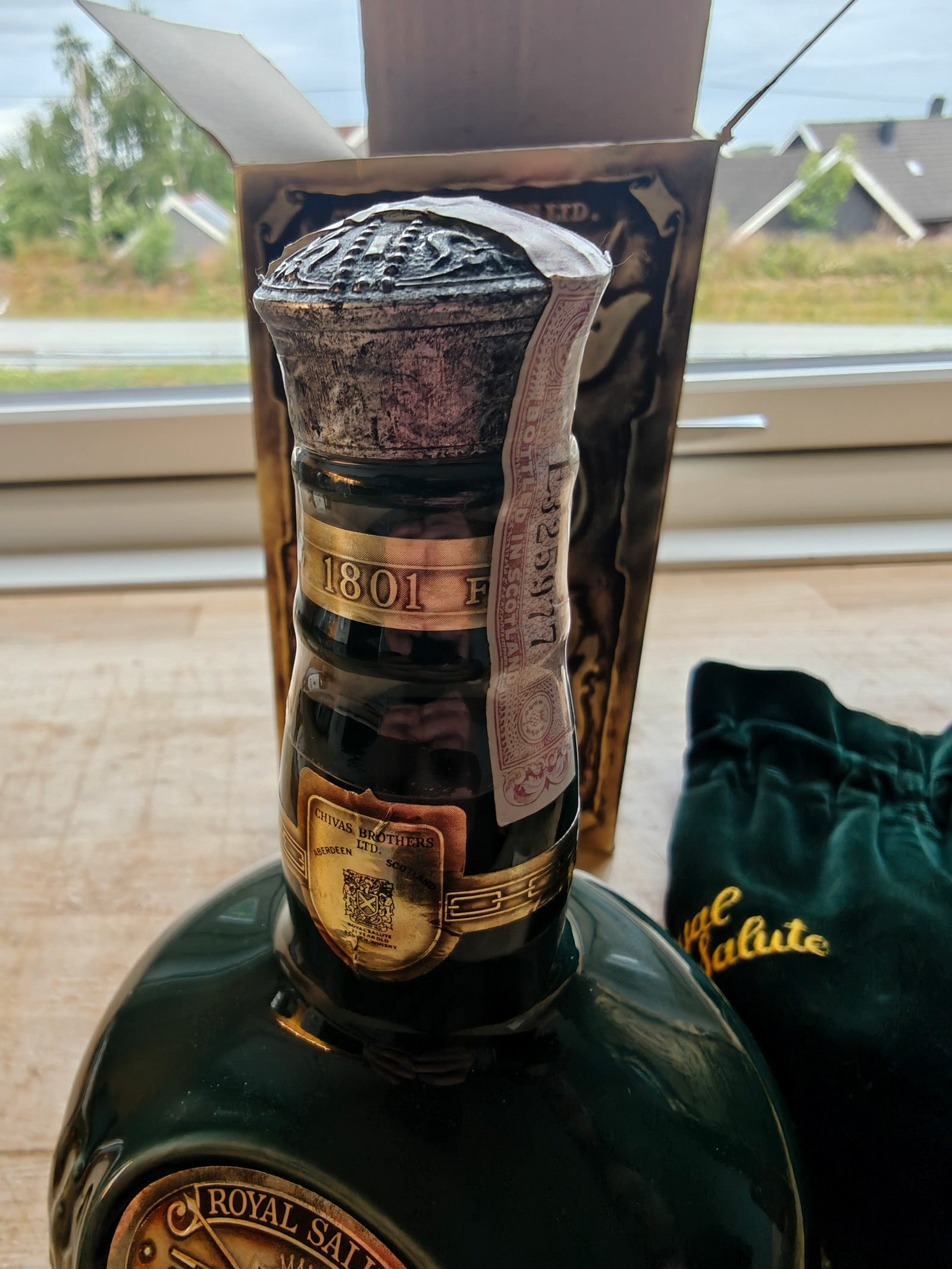 【古酒】緑陶器　CHIVAS BROS.  SALUTE 21 yrs Chivas Royal Salute 21 Year Old – Green Spode Ceramic Bottle