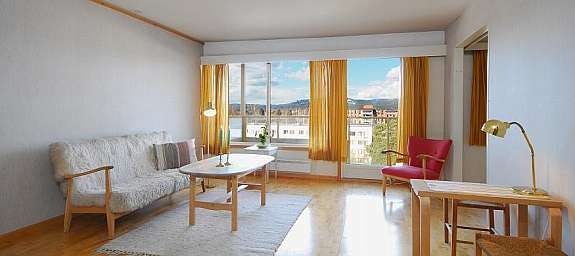 Stue med utgang til overbygget balkong med utsikt Galleribilde