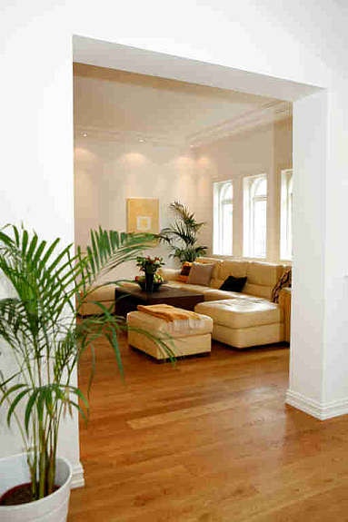 Interiørparti fra kjøkken og inn mot stuen Galleribilde