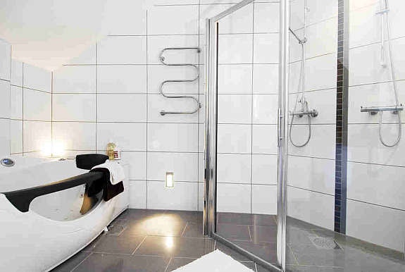 Badet til hovedsoverommet - dobbel dusj Galleribilde