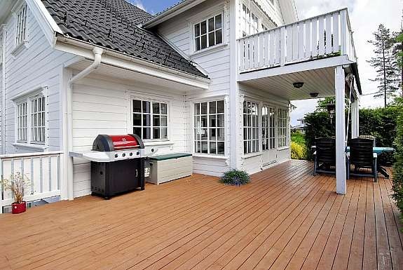 Flott uteplass på stor terrasse Galleribilde