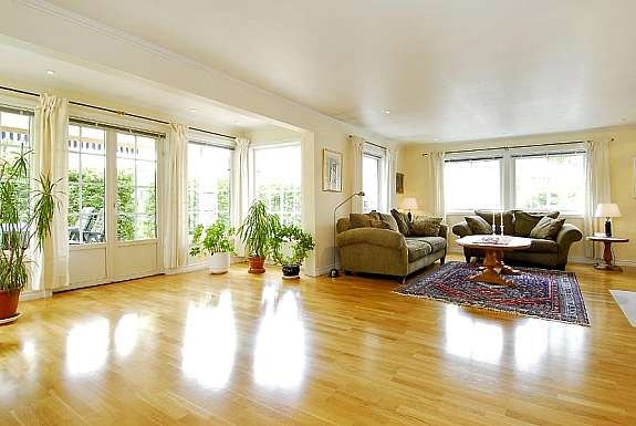 stue med utgang til terrassen/hagen Galleribilde