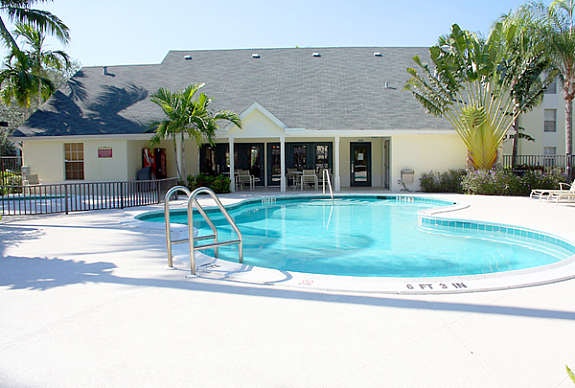 Pool og klubbhus Galleribilde