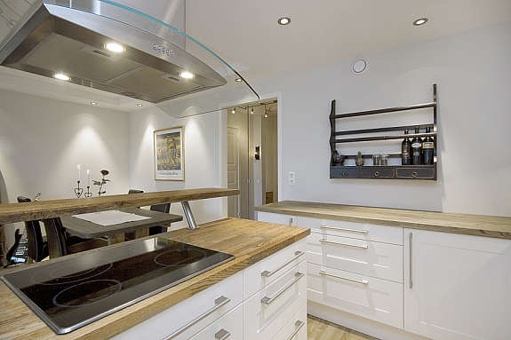 Kjøkkenet ligger i åpen løsning mot spisestuen, hvor man har god kontakt med gjestene når man lager mat. Galleribilde