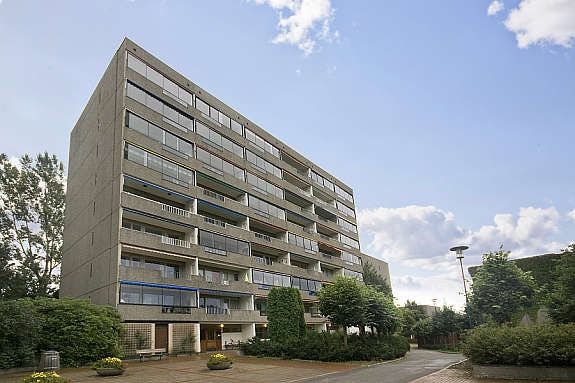 Frittliggende blokk hvor leiligheten ligger i 5. etasje. Galleribilde