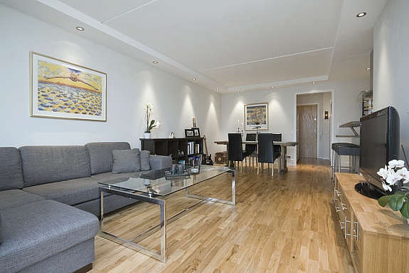 Belysning med downlights i senket kasse rundt stuen og på kjøkkenet. Galleribilde