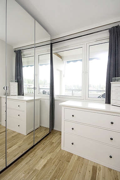 Flott garderobeskap med glassdører. Galleribilde