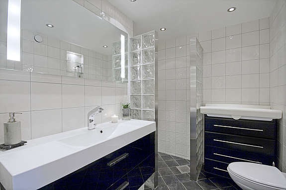 Alt er nytt i 2007/08 da badet ble rehabilitert inkl. helsveiset membran og nytt soilrør (fra himling til gulv). Galleribilde