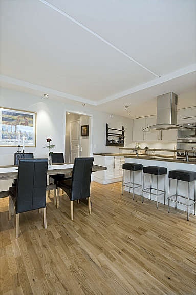 Kjøkkenet ligger i åpen løsning mot spisestuen. Galleribilde