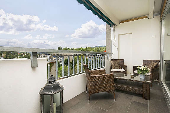 Fra stuen er det utgang til en vestvendt flislagt balkong på ca 10 kvm. Midtsommers er det sol fra tidlig ettermiddag til sent på kvelden. Galleribilde