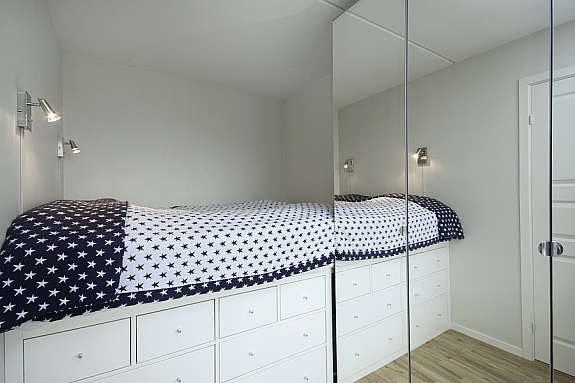 Soverommet har smart løsning med innebygget seng med skuffer under. Galleribilde