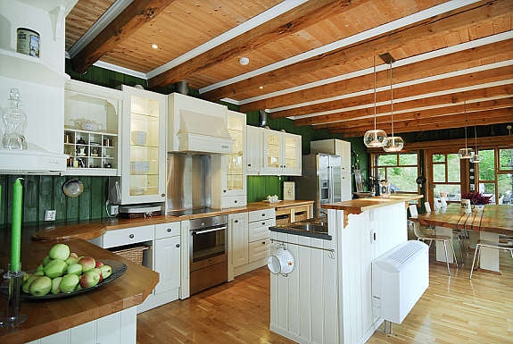 Kjøkkenet er stort og med god skapplass. Fungerer fint som allrom. Galleribilde