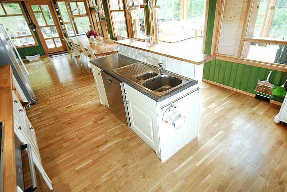 Kjøkkenet har fine detaljer og gode løsninger. Utgang til terrasse og inngang til 'glasstue'. Galleribilde