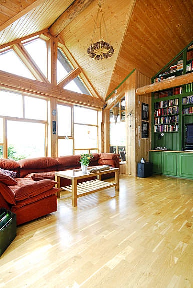 De store glassflatene drar naturen inn i huset og skaper lys og stemning. Galleribilde