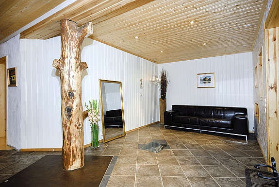 Fin hall med skifer på gulv. Vannbåren varme i gulv. Galleribilde