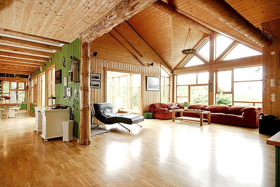 Store vindusflater og flott takhøyde gir lys og luft til stuen. Galleribilde