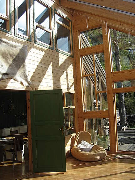 Stor dør mellom kjøkken og glasstuen. Galleribilde