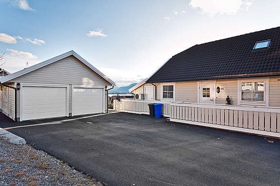 Fasade og garasje Galleribilde