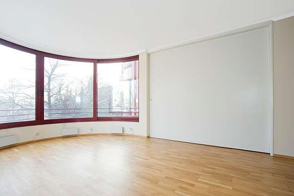 Stue. Skyvedør mot soverom. Galleribilde