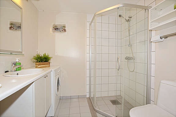 Badet er flislagt både i dusjen og på gulvet. Gulvet er også lagt med varmekabler. Galleribilde